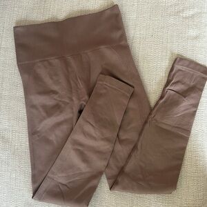 Rare Taupe scrunch Leggings NVGTN! 🤎🤎🤎